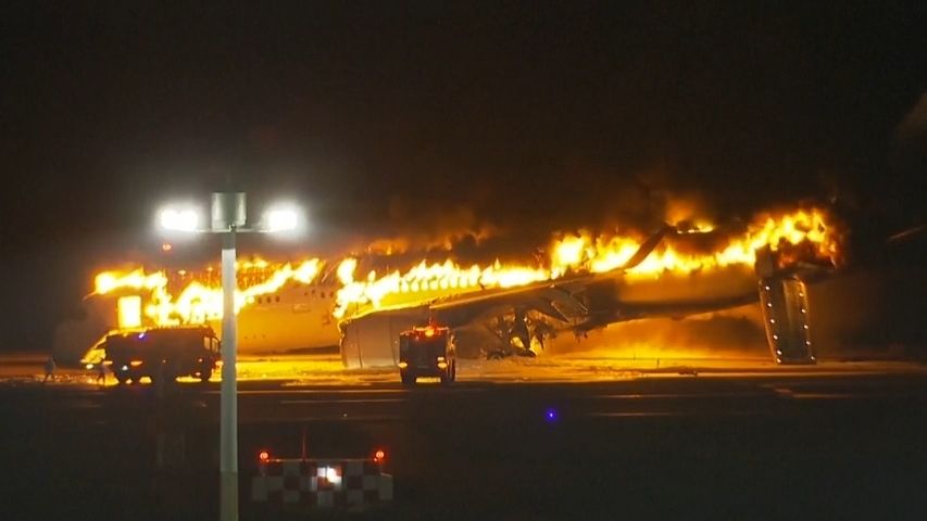 Při srážce dvou letadel v Tokiu a následném požáru zemřelo pět lidí